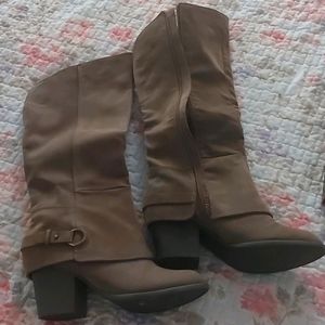 Ladies boots. Will pull in 3 days